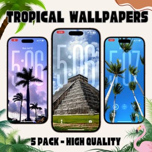 Op de afbeelding: Drie smartphones met digitale tropische achtergronden. Het linkerscherm toont palmbomen tegen een paarse lucht. Het middenscherm toont een stenen piramide. Het rechterscherm toont palmbomen tegen een blauwe lucht. Tekst: TROPICAL WALLPAPERS 5 PACK - HIGH QUALITY.