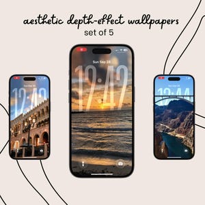 Op de afbeelding: Drie smartphones met esthetische diepte-effect wallpapers. De schermen tonen landschappelijke afbeeldingen van een zonsondergang boven de oceaan, een brug over een canyon en een gebouw met bogen. De tekst "aesthetic depth-effect wallpapers set of 5" staat bovenaan.