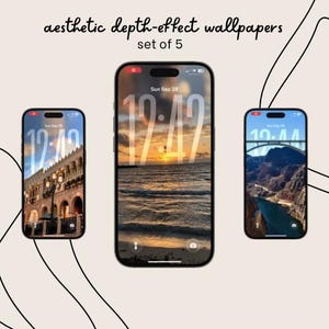 Może przedstawiać: Trzy smartfony wyświetlające estetyczne tapety z efektem głębi. Ekrany pokazują zachód słońca nad morzem, budynek ze światłami i kanion z mostem. U góry znajduje się tekst "aesthetic depth-effect wallpapers set of 5".