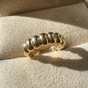 Pierścionek z rogalikiem ze złota próby 10K, pierścionek z masywną kopułą