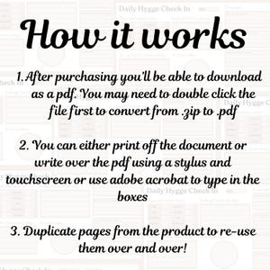 Puede incluir: Una descarga digital titulada "Daily Hygge Check In" con instrucciones de uso. El texto dice "How it works" seguido de tres pasos numerados que explican c&oacute;mo descargar, imprimir y reutilizar el PDF.
