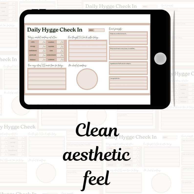 Puede incluir: Una tableta digital que muestra una plantilla "Daily Hygge Check In" con indicaciones para la autorreflexi&oacute;n. La plantilla presenta un dise&ntilde;o est&eacute;tico y limpio con elementos beige y blancos. La tableta es negra y el fondo es un patr&oacute;n borroso de la misma plantilla.