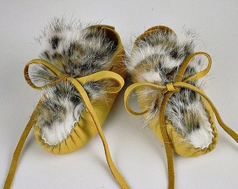 Deerskin leather Baby Moccasins, Infant Leopard Rabbit Fur, Preemie Newborn Shoes, Handmade Baby Shower Gift, Golden Toddler Unisex Booties