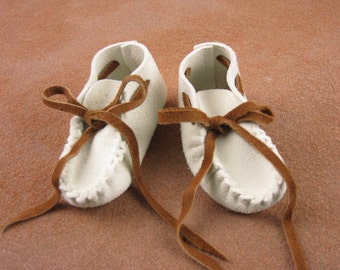 Deerskin Leather Baby Moccasins,Infant Toddler Slippers, White Suede Newborn Preemie Booties, Unique Handmade Baby Shower Gift,