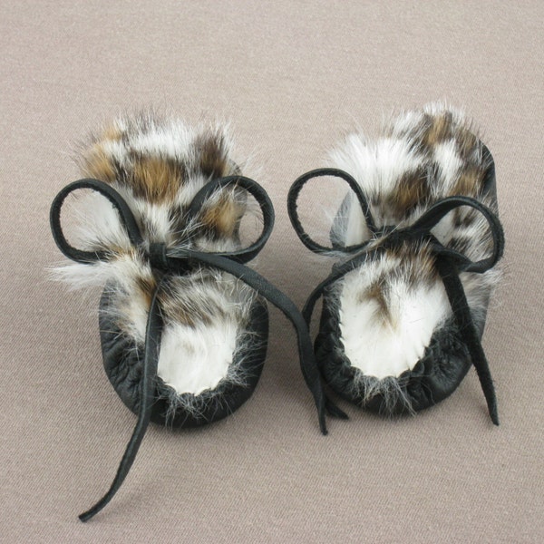 Black Deerskin Leather Baby Moccasin, Newborn Infant Bootie, Toddler Leather Shoe, Faux Leopard Rabbit Fur, Unique Handmade Baby Shower Gift