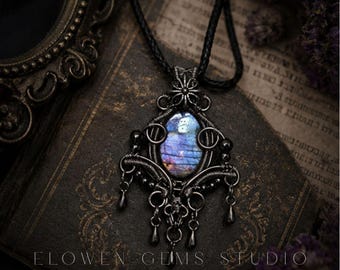 Collar con colgante gótico de labradorita envuelto en alambre, joyería de cristal de fantasía oscura, pieza llamativa de estilo gótico.