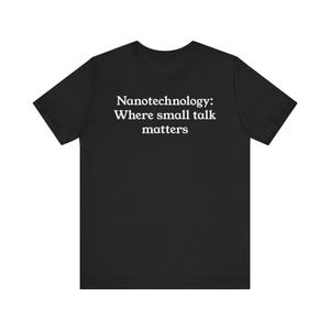 Peut inclure: T-shirt noir avec l'inscription blanche "Nanotechnologie : Where small talk matters". Le t-shirt a des manches courtes et un col rond. Le tissu semble être un mélange de coton doux.