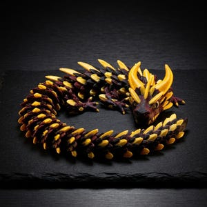 Flexi Dragon 30cm, beweglicher Tannenzapfen-Drache in Schwarz-Rot matt und Gold