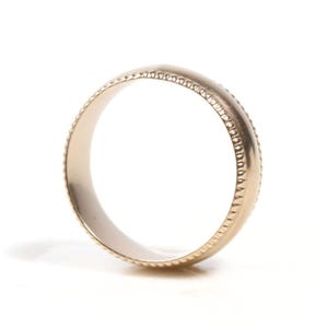 Anillo de oro abovedado con borde de cuentas: banda clásica chapada en oro de 14 quilates, detalle de milgrain/apilable, alianza de boda, unisex / 0,63 cm de ancho