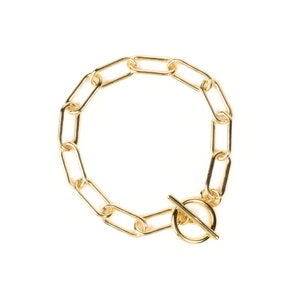 Puede incluir: Un brazalete de cadena dorada con cierre de palanca.