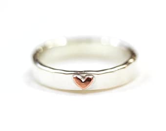 Anello a forma di cuore: argento e rame forgiati a mano, cuore in rame rialzato / fascia piatta martellata, gioielli ecologici / misure personalizzate disponibili