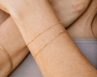 Pulseras minimalistas superpuestas, pulsera tipo clip, pulsera tipo satélite, chapadas en oro o plata de ley.
