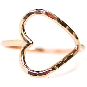 Anillo con forma de corazón / Joyería minimalista / Diseño de corazón abierto forjado a mano, chapado en oro de 14k (5/8 de pulgada, ligero)