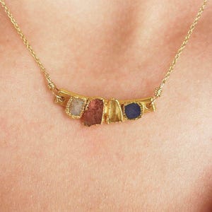 Collana con pietra portafortuna per la mamma / Ciondolo personalizzato con simbolo di famiglia / Pietre grezze, argento o oro, lunghezza personalizzabile