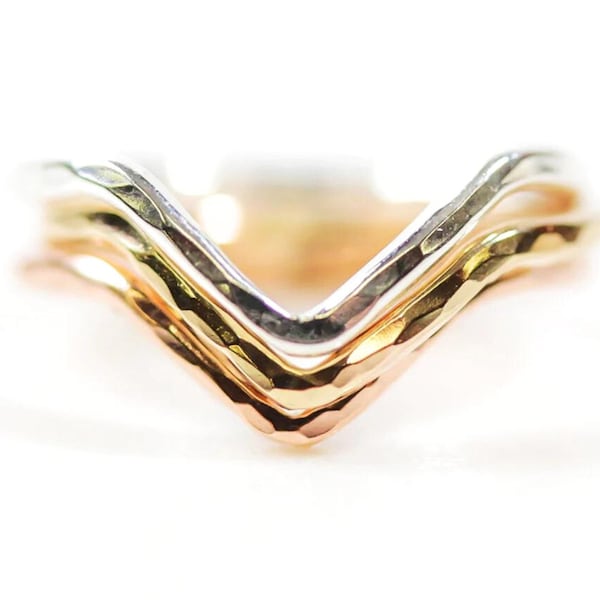 Anello Chevron / Anello V / Anello V impilabile / Chevron / Anello Chevron d'oro / Anello Chevron d'argento / Anello delicato / Minimalista / A forma di V