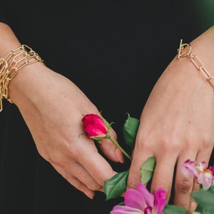 Pulsera de clip gruesa de oro: eslabones de 15 x 7 mm, cierre fácil de palanca, chapado en oro de 14 quilates, accesorio elegante e informal. imagen 2
