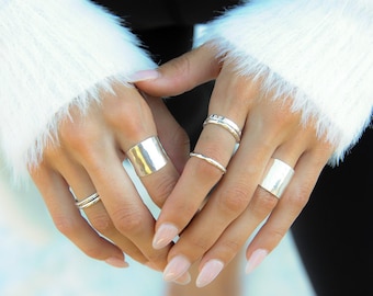Anillo de banda ancha, martillado a mano en plata o chapado en oro, de forma cónica pronunciada.