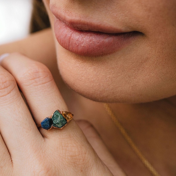 Anello con pietra portafortuna per la mamma, gioielli personalizzati, fascia elettroformata con pietra preziosa organica (riempita in oro 14k, misure personalizzate, finitura resistente)
