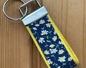 Mini key fob / daisies / Ready to Ship