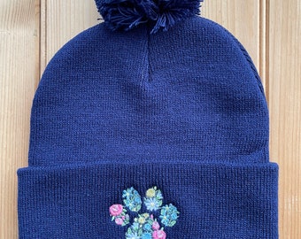 Embroidered  knit cap with pompom