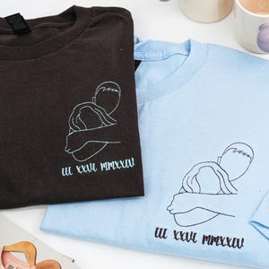 写真からカスタム刺繍されたカップルのポートレートシャツ - ローマ数字入り記念日フォトシャツ - カップルへの1周年記念ギフト