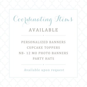 Pode incluir: Uma placa branca com uma borda de padr&atilde;o azul claro e o texto Coordinating Items AVAILABLE, PERSONALIZED BANNERS, CUPCAKE TOPPERS, NB- 12 MO PHOTO BANNERS, PARTY HATS e Available upon request em letras cinzas e azul claro.