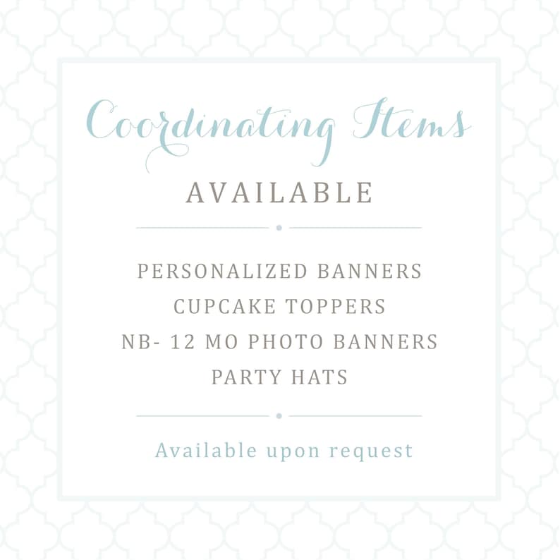 Pode incluir: Uma placa branca com uma borda de padr&atilde;o azul claro e o texto Coordinating Items AVAILABLE, PERSONALIZED BANNERS, CUPCAKE TOPPERS, NB- 12 MO PHOTO BANNERS, PARTY HATS e Available upon request em letras cinzas e azul claro.