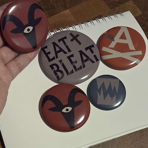 Può includere: Una tazza di ceramica bianca con manico nero e la scritta "But First, Coffee" in grassetto nero. La tazza è alta circa 10 cm e contiene circa 350 ml di liquido. Perfetta per il caffè del mattino.