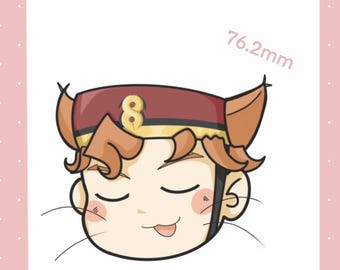 Könnte beinhalten: Cartoon-Illustration eines Gesichts mit geschlossenen Augen und einem verspielten Ausdruck. Die Figur hat braune Haare, einen weinroten Hut mit goldenem Emblem und rosige Wangen. Die Abbildung enthält die Messung 76,2 mm.