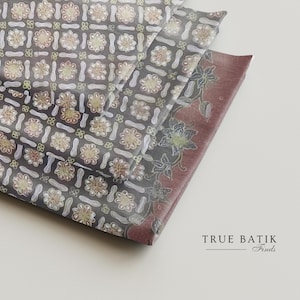 Traditionelle Handgezeichnete Pekalongan Batik Tulis: Motiv Ceplok Bunga Tanahan Isen-isen Geometrisch, Batikstoff (250 x 105 cm)