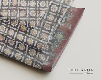 Traditionelle Handgezeichnete Pekalongan Batik Tulis: Motiv Ceplok Bunga Tanahan Isen-isen Geometrisch, Batikstoff (250 x 105 cm)