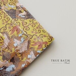 Handgetekende Javaanse batikstof: mythische vliegende paarden, wortelstokontwerp