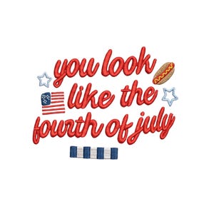 Pode incluir: Texto vermelho manuscrito sobre um fundo branco que diz "you look like the fourth of july". O design inclui um cachorro-quente, estrelas e uma bandeira americana. Um design listrado azul e branco está na parte inferior.