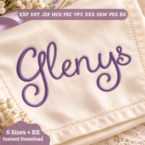 Op de afbeelding: Een gebroken witte stof met de naam Glenys geborduurd in paars cursief schrift. Een paarse banner bovenaan vermeldt de bestandsformaten EXP, DST, JEF, HUS, PEC, VP3, XXX, SEW, PES en BX. Een paarse badge onderaan toont 6 Sizes + BX Instant Download.