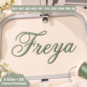 Könnte beinhalten: Ein hellbeiger Stoff in einem grauen Stickrahmen mit dem Namen Freya in dunkelgrünem Schreibschriftgarn gestickt. Der obere Text lautet EXP DST JEF HUS PEC VP3 XXX SEW PES BX und der untere Text lautet 6 Sizes + BX Instant Download.