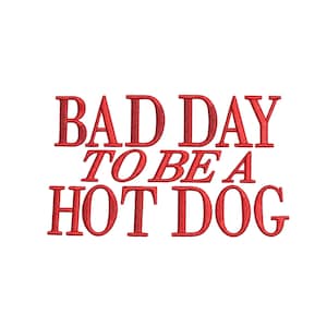 Könnte beinhalten: Roter, gestickter Text auf weißem Hintergrund mit der Aufschrift "BAD DAY TO BE A HOT DOG". Der Satz ist in drei Zeilen angeordnet, wobei die Worte "TO BE A" kleiner geschrieben sind.