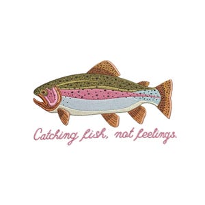 Pode incluir: Imagem bordada de uma truta arco-íris com corpo verde, rosa e azul. O peixe tem barbatanas castanhas e boca rosa. O texto "Catching fish, not feelings" está escrito em rosa abaixo.
