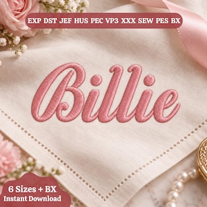 Può includere: Un quadrato di tessuto color avorio con il nome Billie ricamato in un carattere corsivo rosa. Il testo EXP DST JEF HUS PEC VP3 XXX SEW PES BX è visibile in alto, e 6 Sizes + BX Instant Download è nell'angolo in basso a sinistra.