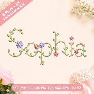 Puede incluir: El nombre Sophia está escrito en una fuente cursiva bordada donde las letras están formadas por enredaderas verdes con hojas pequeñas. El diseño presenta pequeñas flores moradas y rosas integradas en las letras. Texto: 6 Sizes + BX Instant Download.