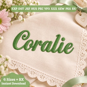 以下が含まれることがあります： 筆記体で緑色の刺繍が施された「Coralie」という名前のベージュの布地。縁は白い花柄のレースで仕上げられています。上部のテキストには、EXP、DST、JEF、HUS、PEC、VP3、XXX、SEW、PES、BXのファイル形式が記載されています。