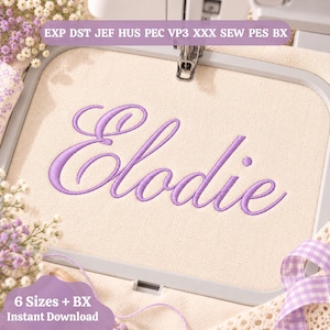 Peut inclure: Un tambour à broder contenant un tissu beige avec le prénom Elodie brodé en fil violet cursif. La bannière supérieure liste les formats de fichier EXP, DST, JEF, HUS, PEC, VP3, XXX, SEW, PES, BX. Le texte en bas indique 6 Sizes + BX Instant Download.