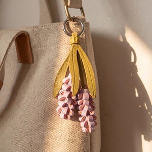 Colgante para bolso con forma de flor de glicina, colgante para bolso de lavanda rosa, accesorio floral para llavero, accesorios para bolsos de primavera, lindos regalos para ella, decoración para bolsos