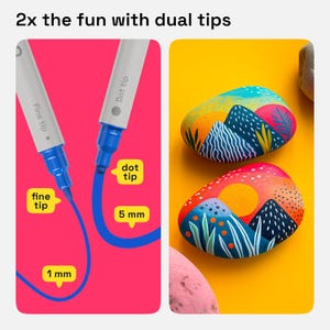 K&ouml;nnte beinhalten: Das Bild zeigt Dual-Tip-Marker mit einer feinen Spitze (1 mm) und einer Dot-Spitze (5 mm). Die Marker sind wei&szlig; mit blauer Tinte. Das Bild zeigt auch zwei bemalte Steine mit farbenfrohen Landschaftsdesigns, darunter Berge und eine Sonne. Der Text lautet "2x the fun with dual tips."