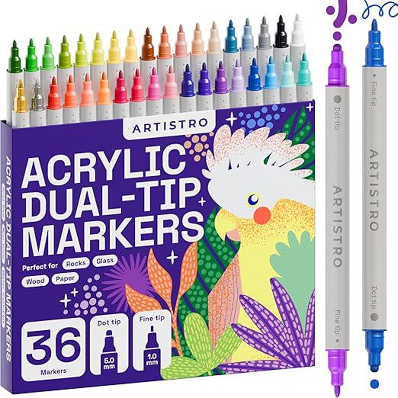 K&ouml;nnte beinhalten: Ein Set mit 36 Acryl-Dual-Tip-Markern in einer lila Box mit der Aufschrift "Acrylic Dual-Tip Markers" und einer Papageien-Illustration. Die Marker haben verschiedene Farben, mit einer Punkt- und einer feinen Spitze.