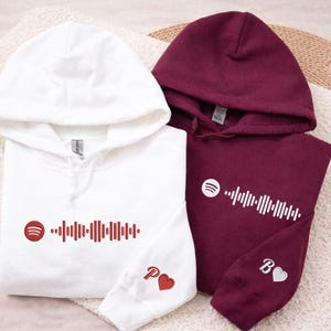 Könnte beinhalten: Ein Set aus drei Keramikbechern mit gesprenkelter, matter Oberfläche. Jeder Becher hat eine andere Farbe: hellblau, cremefarben und grau. Die Becher haben ein schlichtes, modernes Design und einen bequemen Griff.