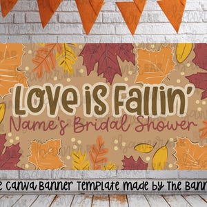 Puede incluir: Un banner con temática otoñal, con el texto "Love is Fallin' Name's Bridal Shower" en marrón y blanco. El banner está decorado con hojas de otoño en tonos naranja, amarillo y burdeos.