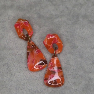 Pendientes de mosaico fundido en forma de rosquilla triangular – Piedra sintética, pendientes colgantes ligeros y llamativos.