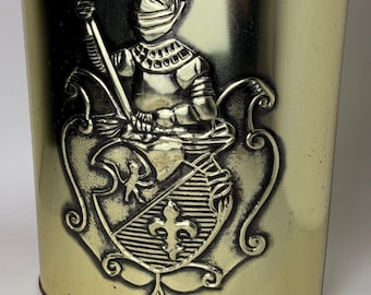 Papelera vintage de latón repujado con forma de caballero / Cubo de basura con escudo de armas medieval