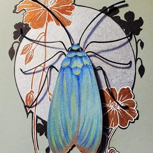Könnte beinhalten: Detaillierte Illustration einer blauen Motte mit komplizierten Flügelmustern, vor einem silbernen Kreis und umgeben von orangefarbenen und braunen floralen Elementen. Das Kunstwerk zeichnet sich durch feine Linien und eine sanfte Farbpalette aus.