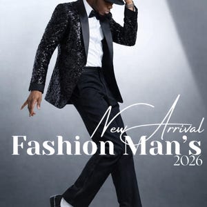 Può includere: Un blazer nero con paillettes e revers in raso, una camicia bianca, un papillon nero, pantaloni neri e un cappello fedora nero. Il testo recita New Arrival Fashion Man's 2026 e CRAFTSTUDIOBYMALIK. L'abbigliamento include scarpe eleganti nere.